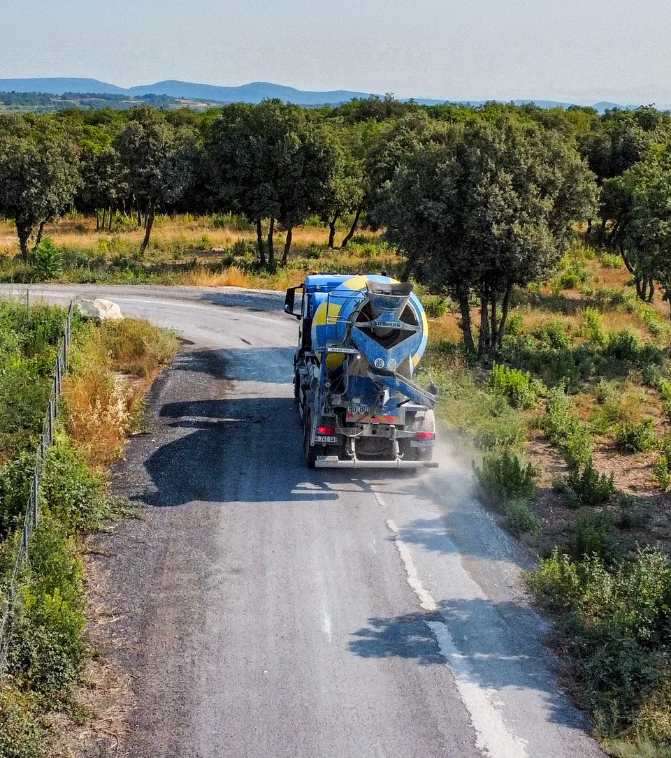 Camion-malaxeur BCGA sur une route de garrigue, en route vers un chantier