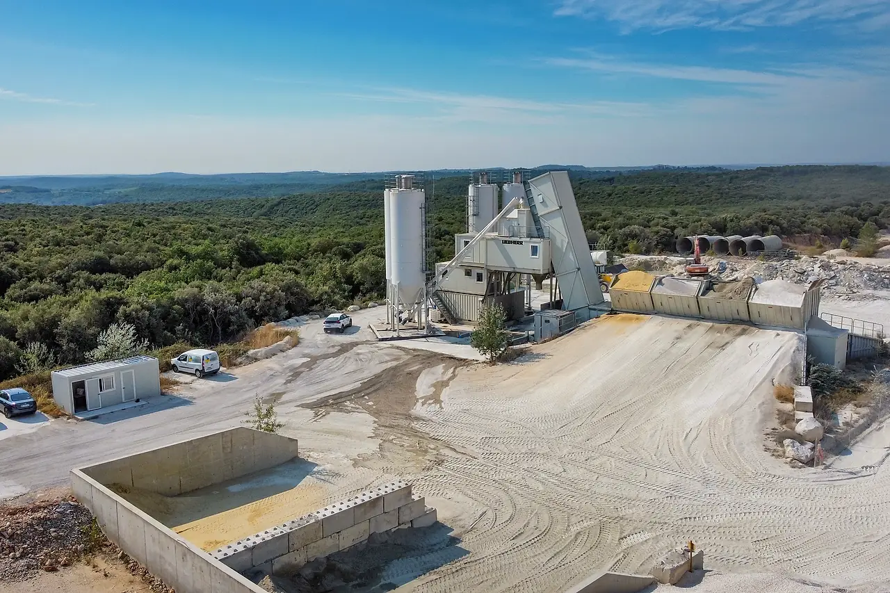 Centrale BCGA de Saint-Laurent-la-Vernède au sein de la carrière des Calcaires du Gard