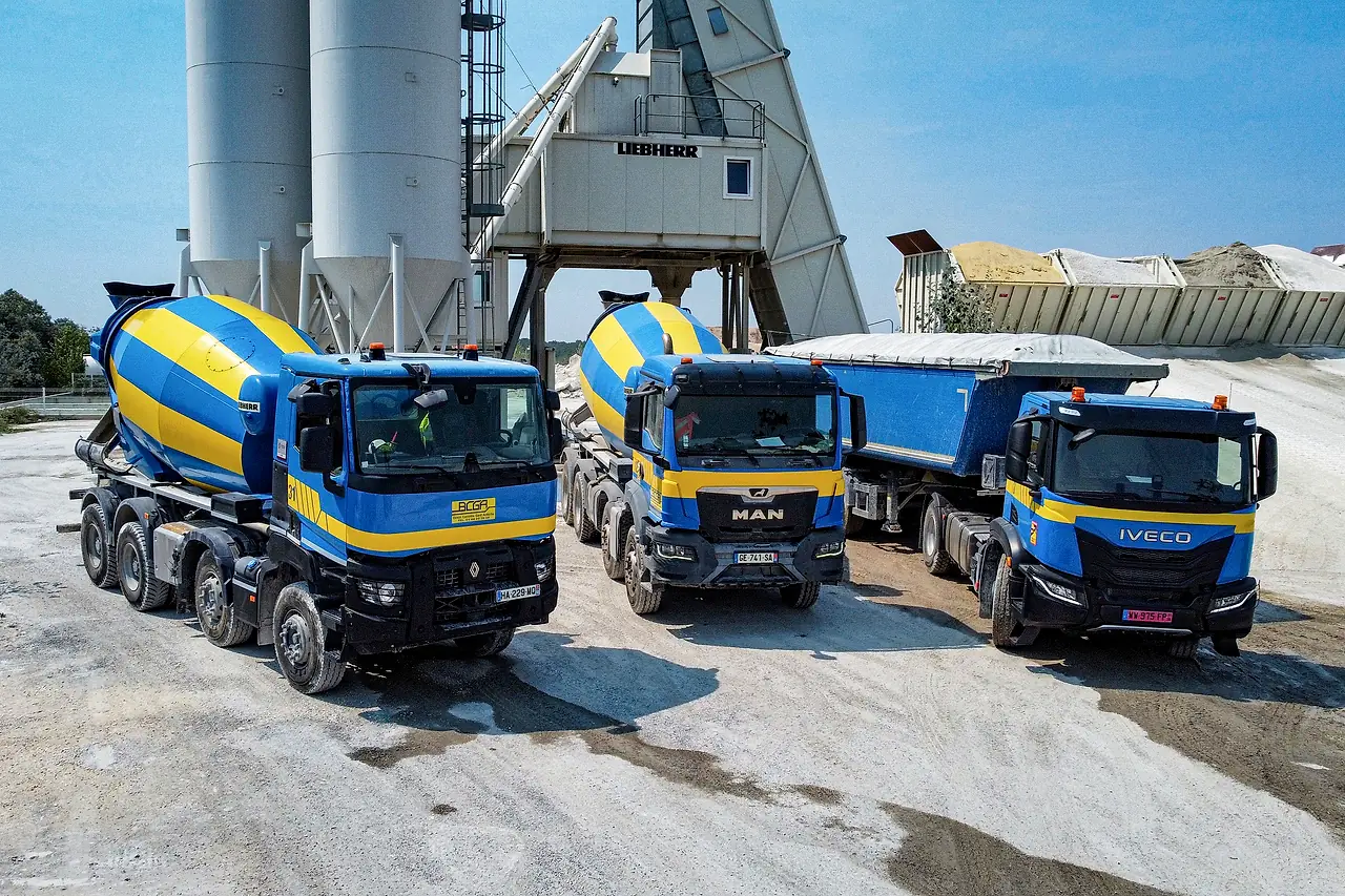 Trois camions de la flotte BCGA alignés devant la centrale de Saint-Laurent-la-Vernède