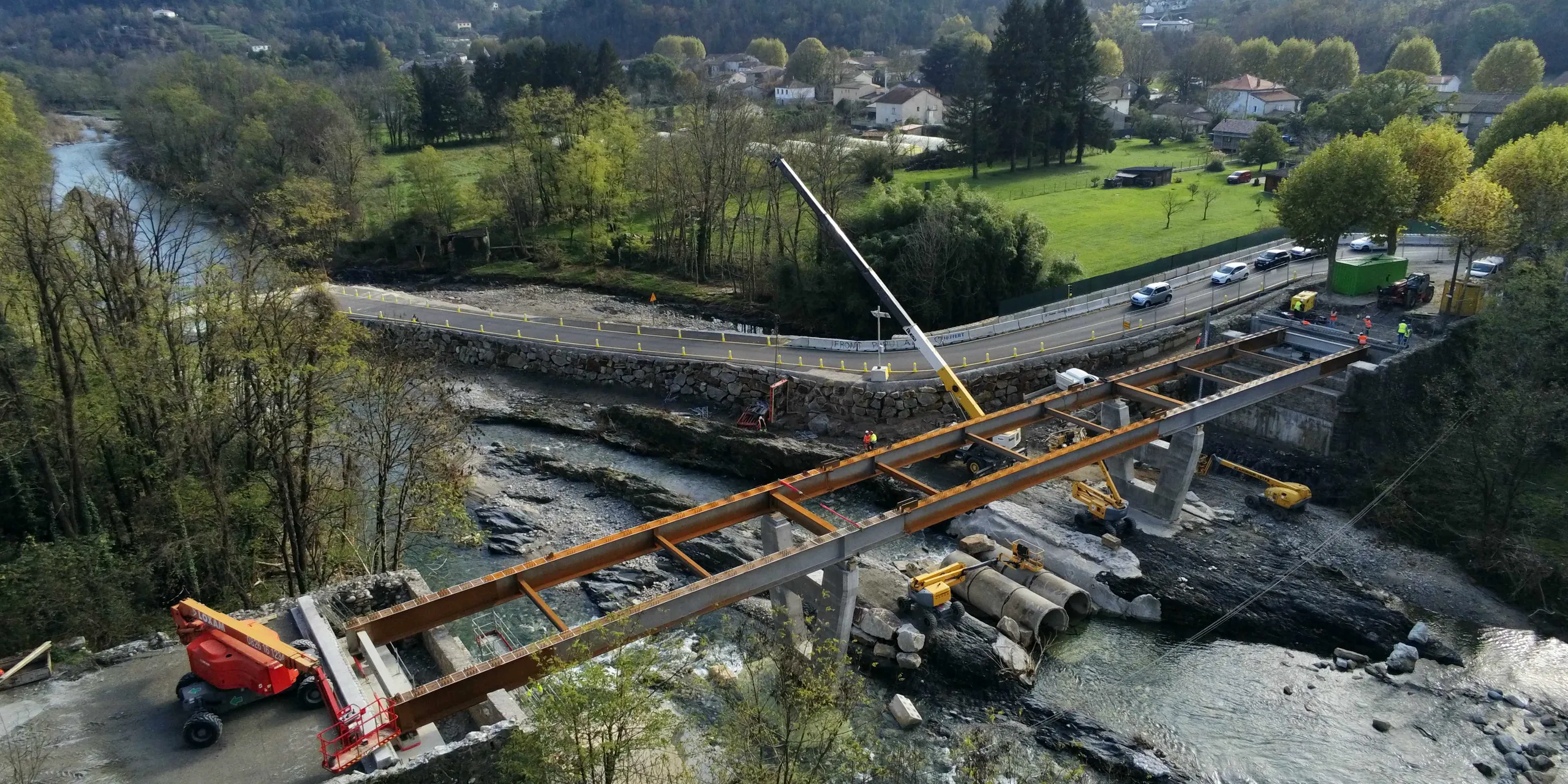 Reconstruction du pont des Châtaigniers à Chamborigaud, poutres métalliques posées sur les piles en béton