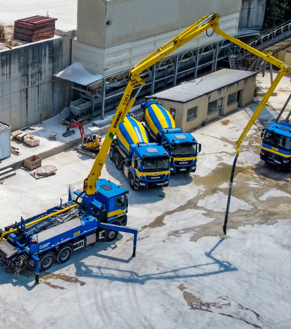 Camion-pompe BCGA flèche déployée sur la centrale de Saint-Jean-de-Maruéjols, vu du ciel