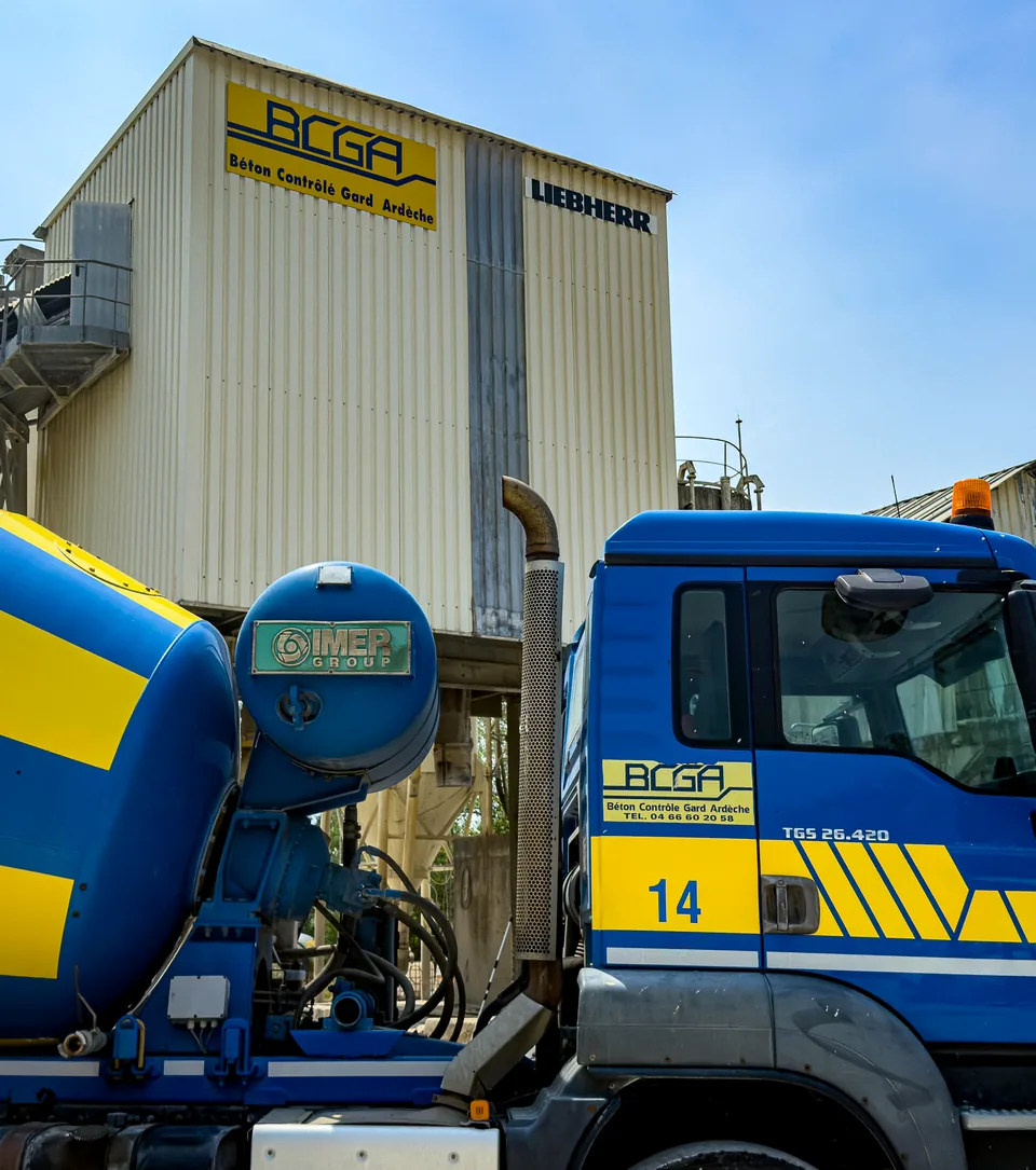 Centrale BCGA de Saint-Jean-de-Maruéjols, installation Liebherr et camion-malaxeur au chargement
