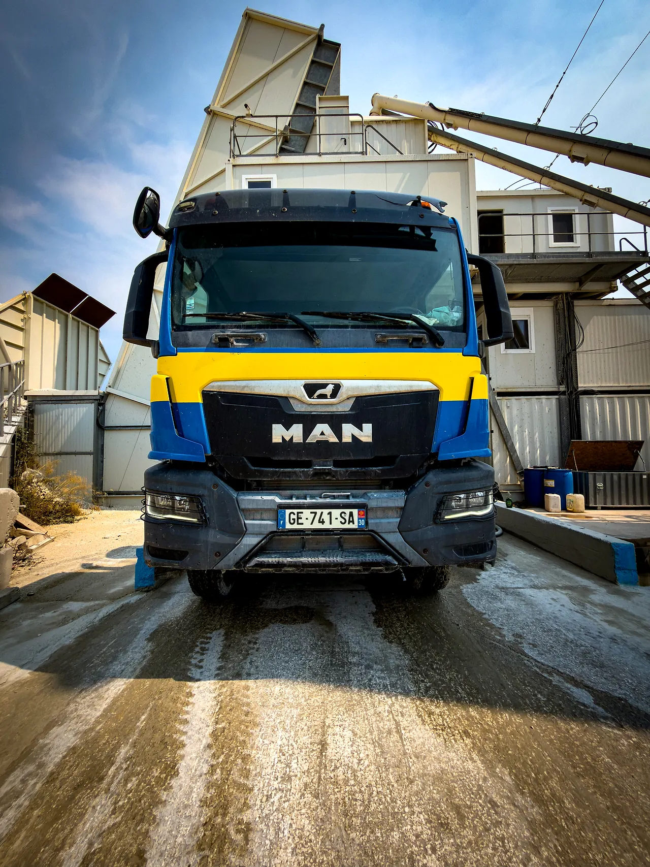 Camion-toupie BCGA devant la centrale