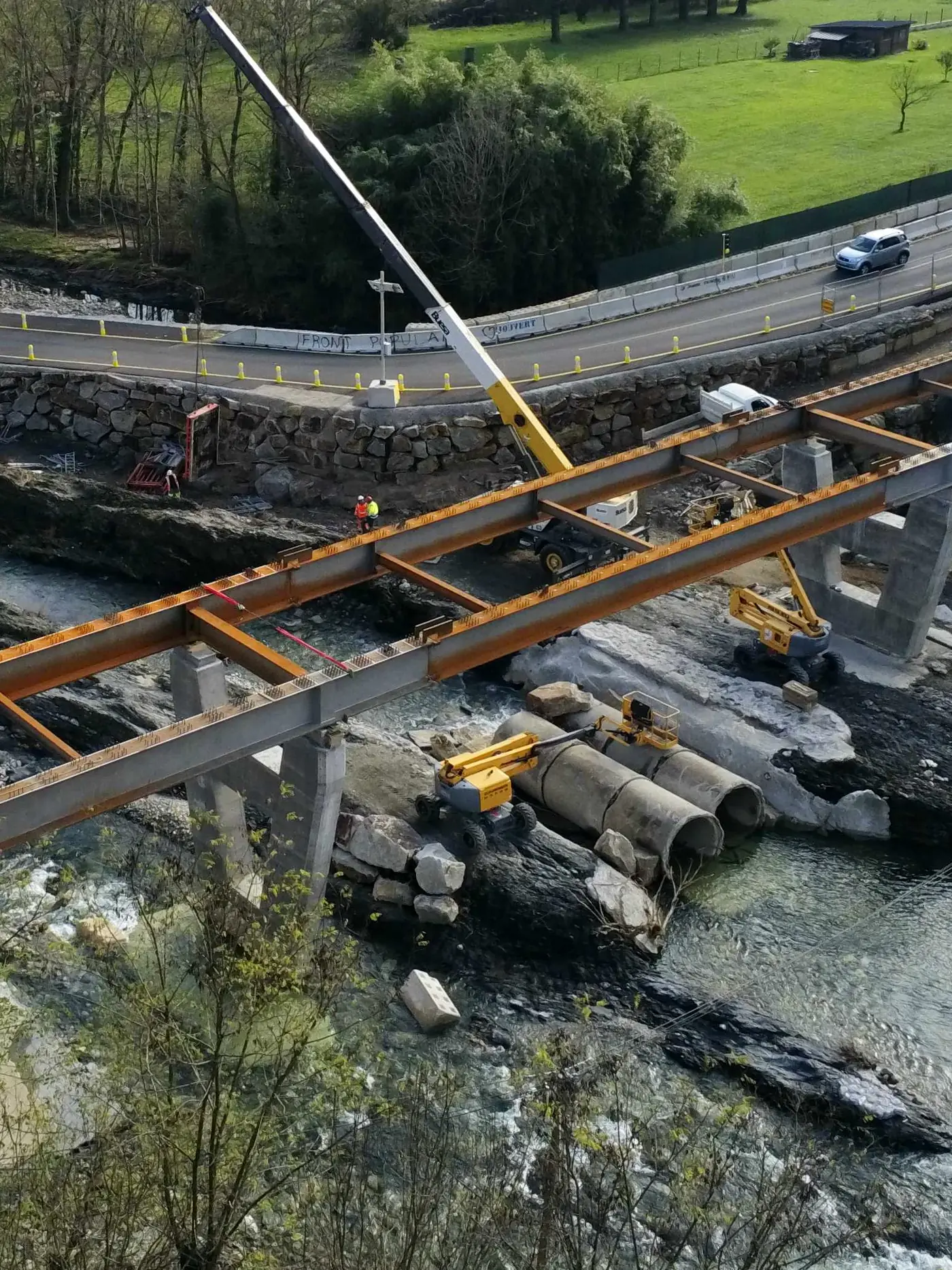 Reconstruction du pont des Châtaigniers à Chamborigaud, poutres métalliques posées sur les piles en béton