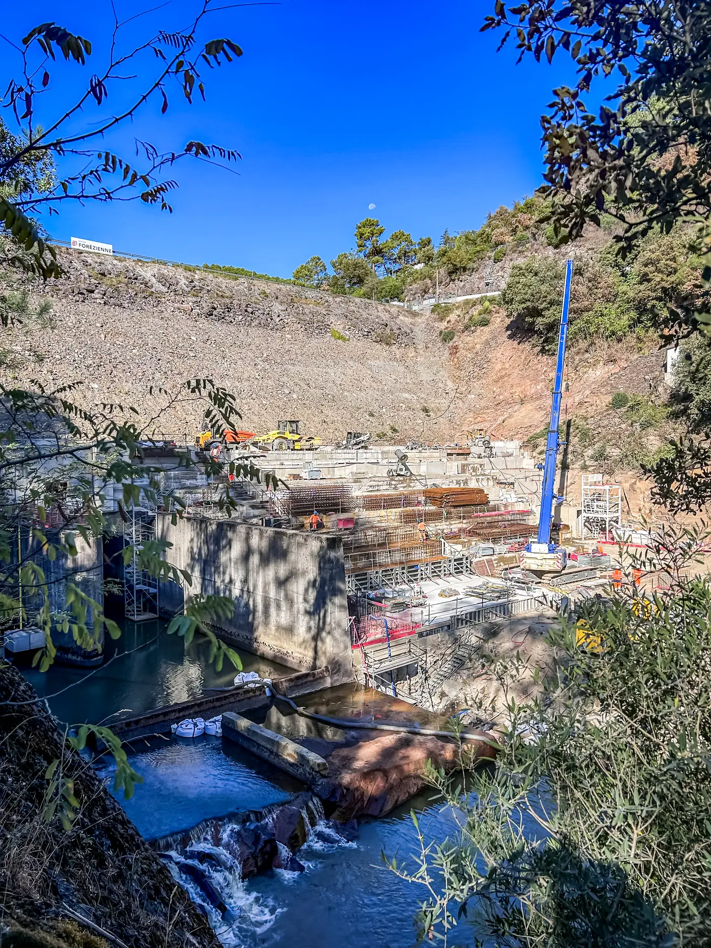 Chantier du barrage de Sainte-Cécile-d’Andorge, banches et ferraillage au pied de l’ouvrage