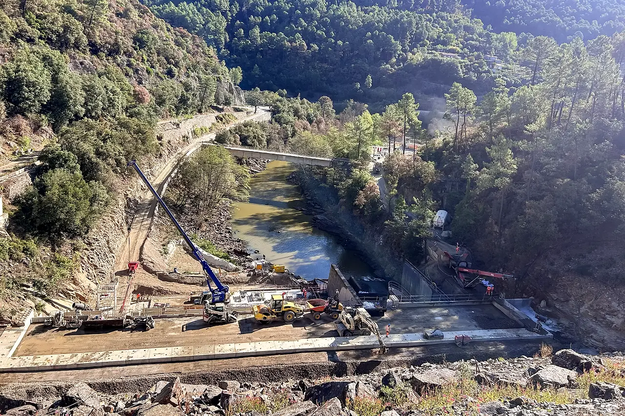 Chantier du barrage de Sainte-Cécile-d’Andorge, dalle et engins au fond de la vallée
