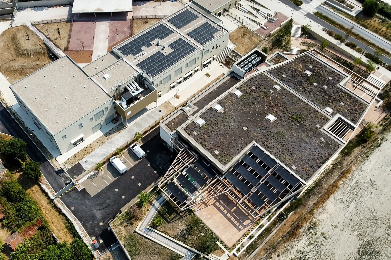 Le groupe scolaire Sainte-Anne et le complexe aquatique voisin à Uzès, vus du ciel