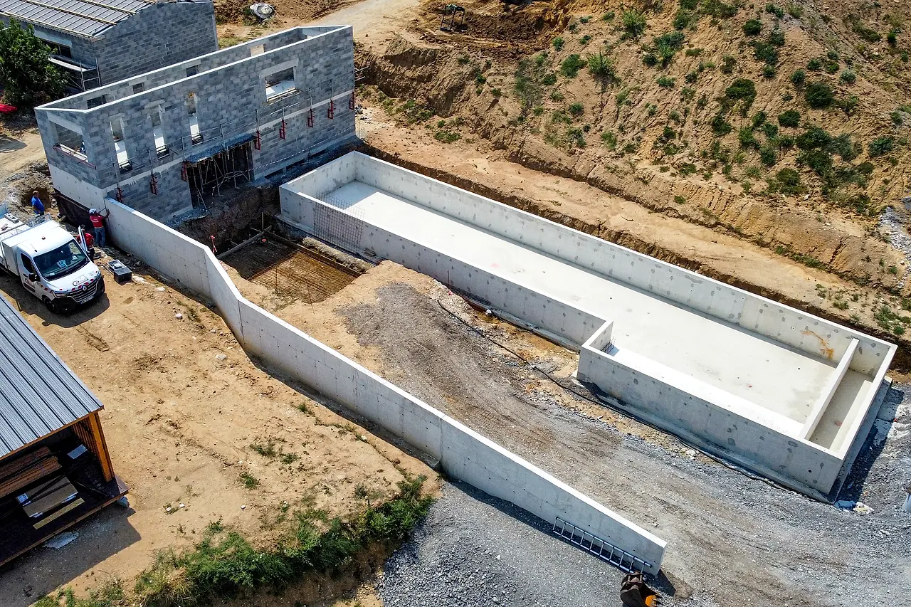 Bassin de l’hôtel Mercure à Vallon-Pont-d’Arc vu du ciel, parois en béton banché et mur de soutènement