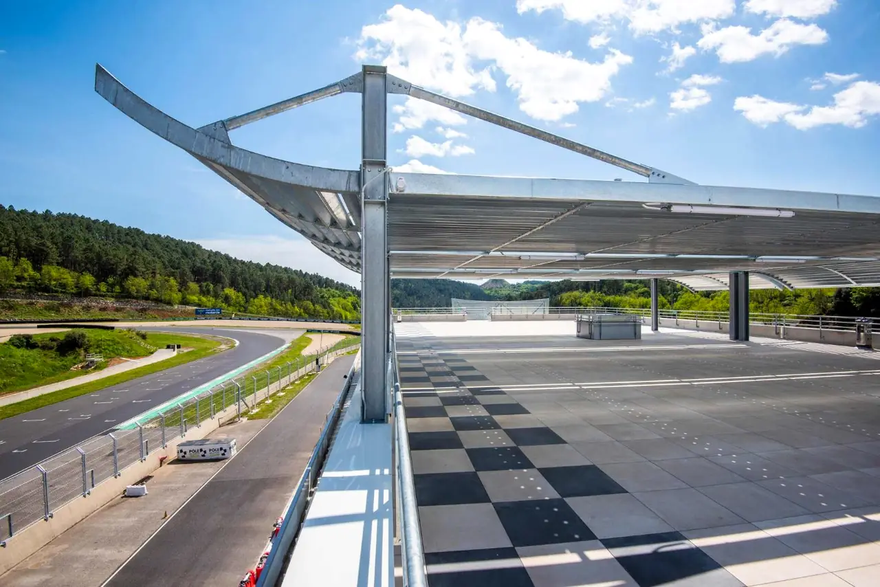 L’Ingénium et sa terrasse panoramique sur la piste, pôle mécanique Alès Cévennes
