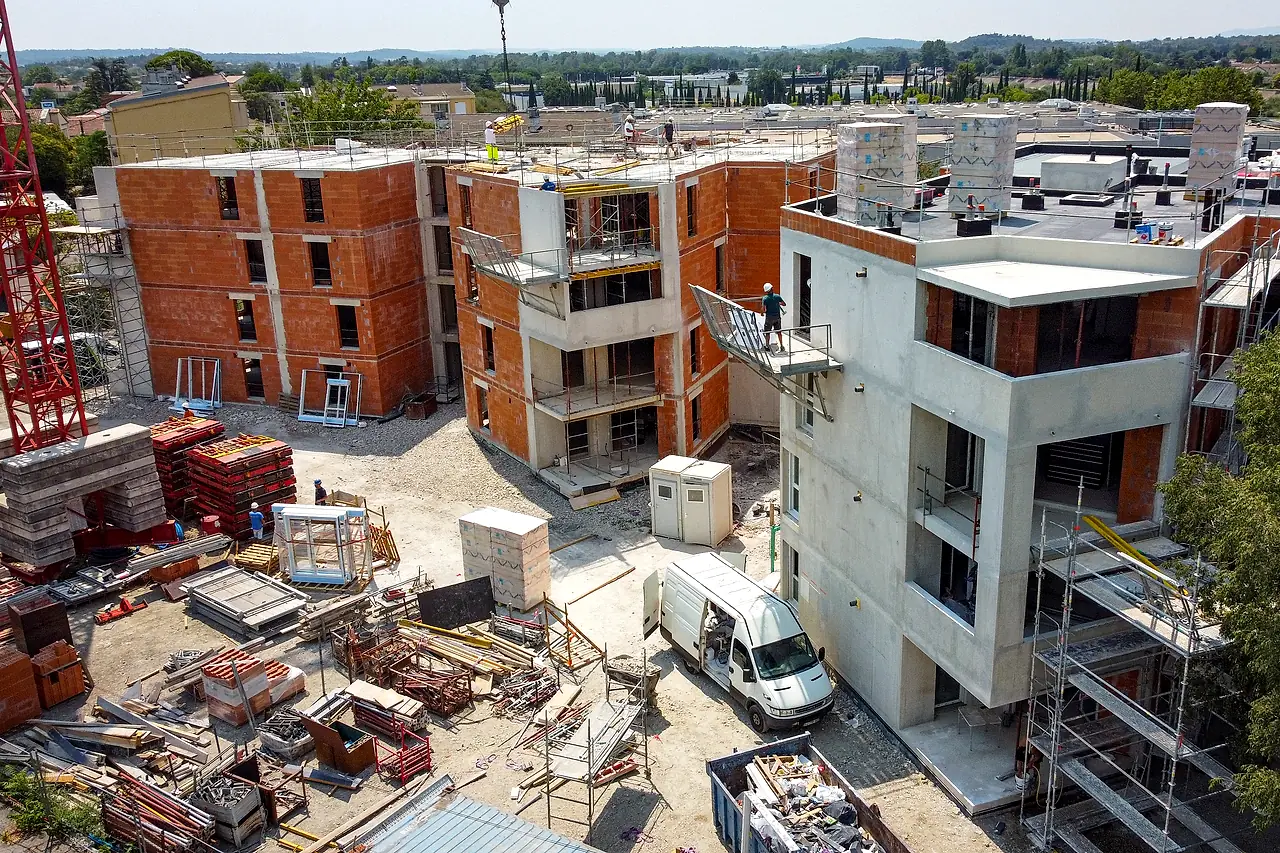 Chantier de la résidence Larminat à Alès vu du ciel, bâtiment en béton banché, immeubles en brique et grue