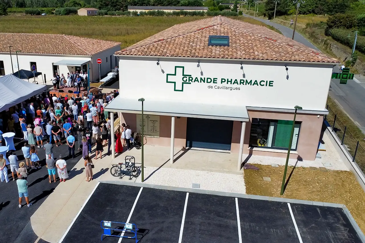 La Grande Pharmacie de Cavillargues vue du ciel le jour de son inauguration, avec son parvis et son parking