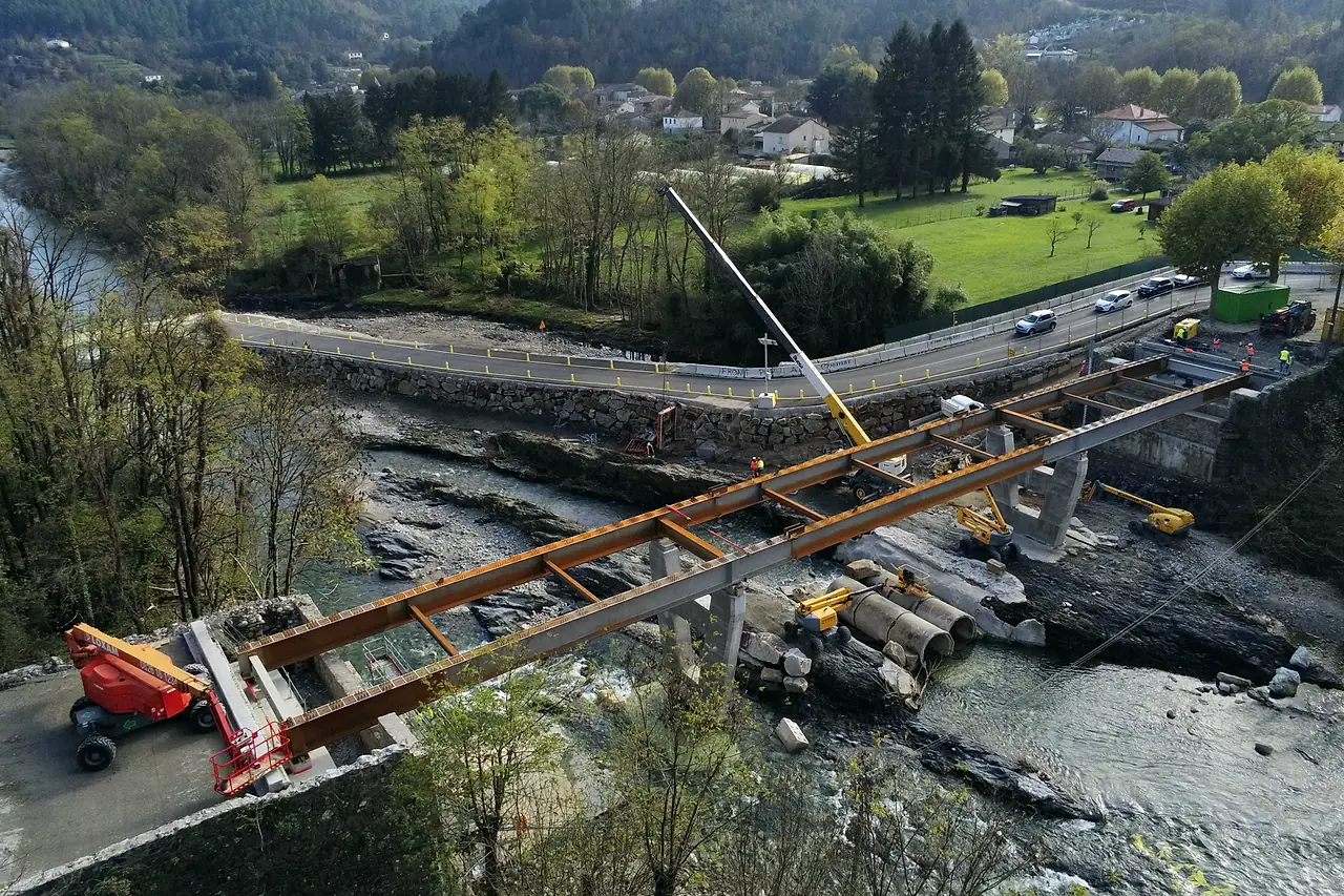 Reconstruction du pont des Châtaigniers à Chamborigaud, poutres métalliques posées sur les piles en béton