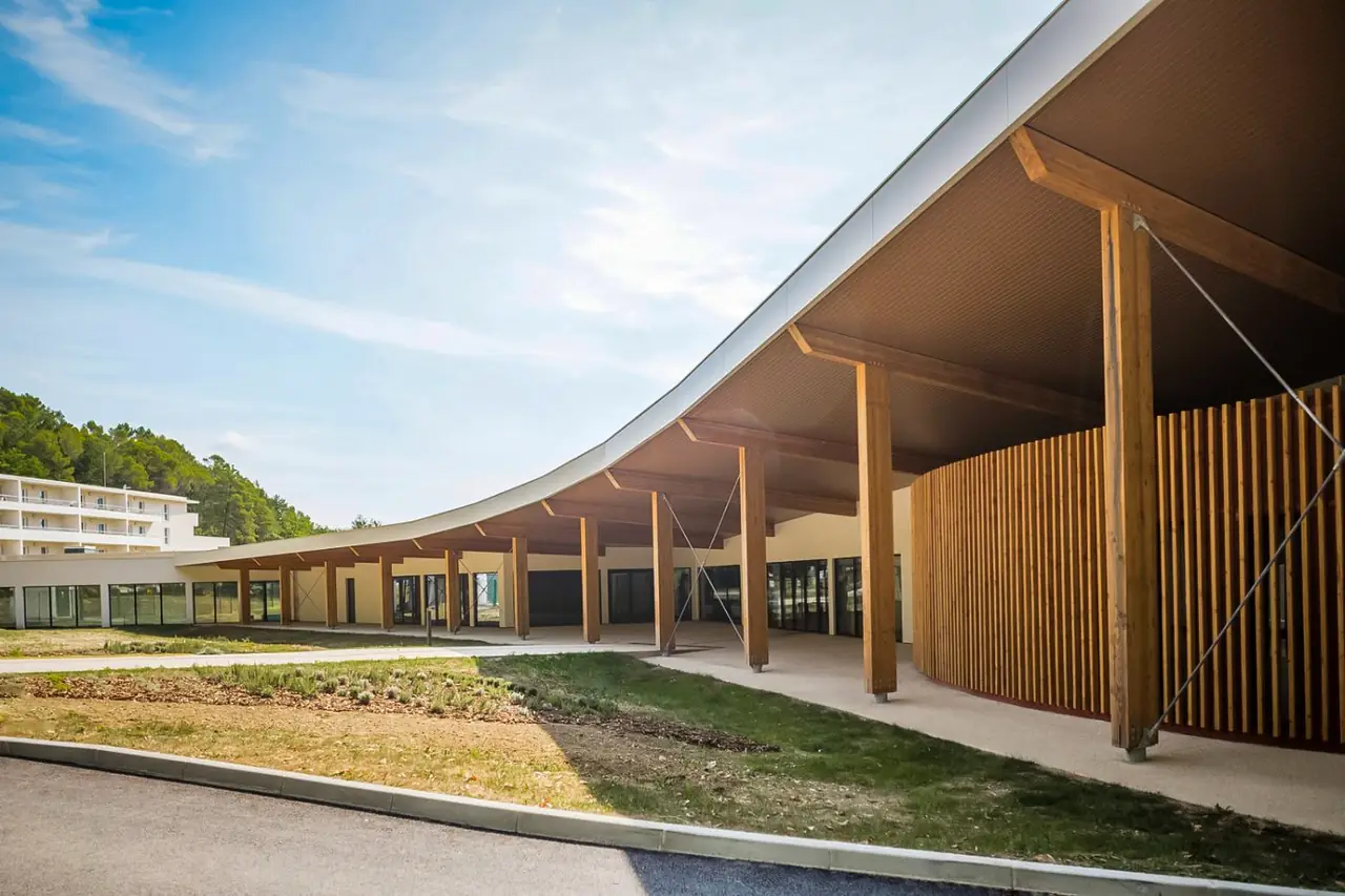 Thermes des Fumades, galerie en bois lamellé-collé
